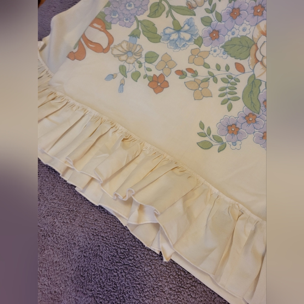 Double Bed Sheet With Ruffle Trim - Picture 4 of 5